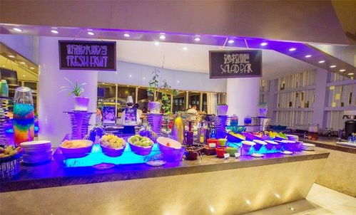 在海底與海洋生物共進晚餐 你絕對不是在做夢，水族箱中的奇幻體驗